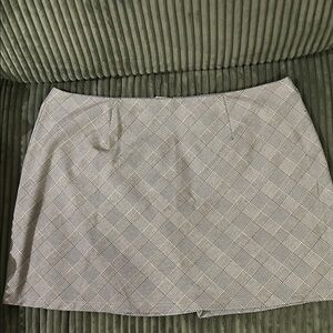 Chic Plaid Mini Skirt in Gray